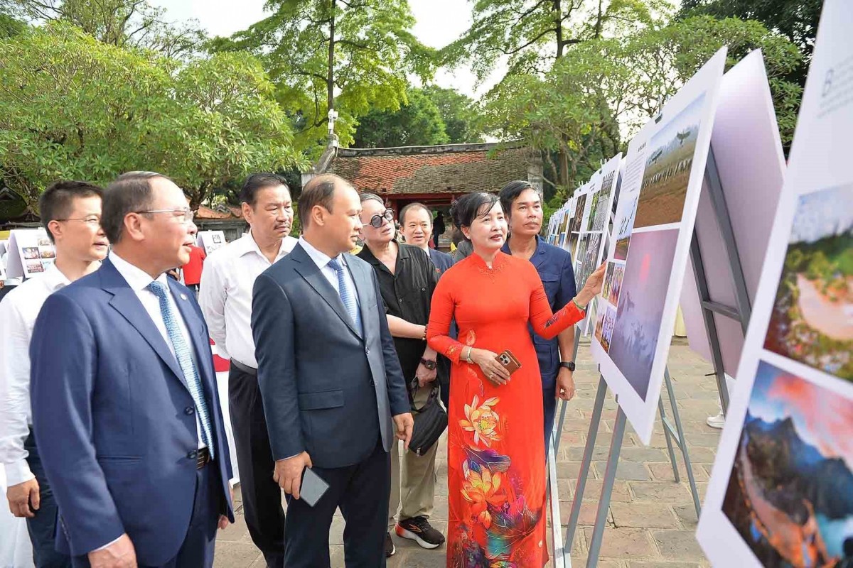 Các đại biểu tham quan Triển lãm ảnh Thời sự – Nghệ thuật “Tổ quốc – 80 mùa thu Độc lập”