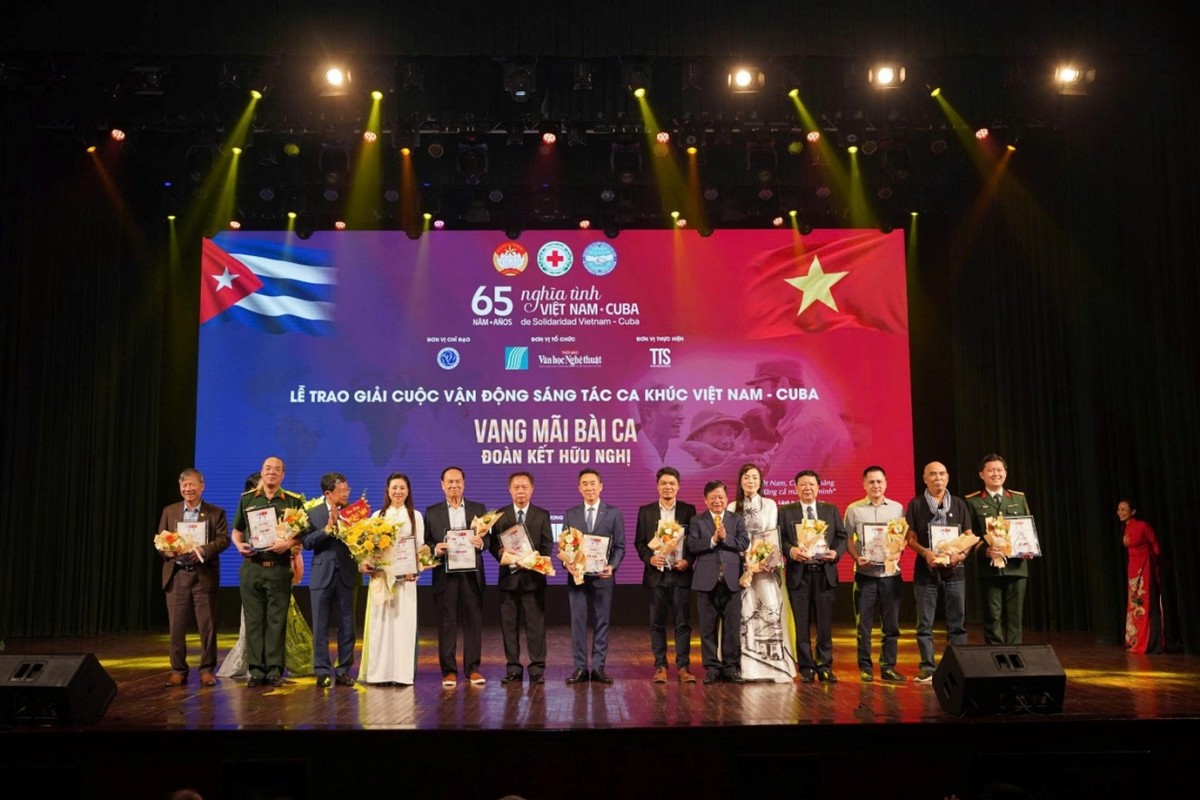 Vinh danh các tác giả đoạt giải trong cuộc vận động sáng tác ca khúc “Việt Nam – Cuba, vang mãi bài ca đoàn kết, hữu nghị”.