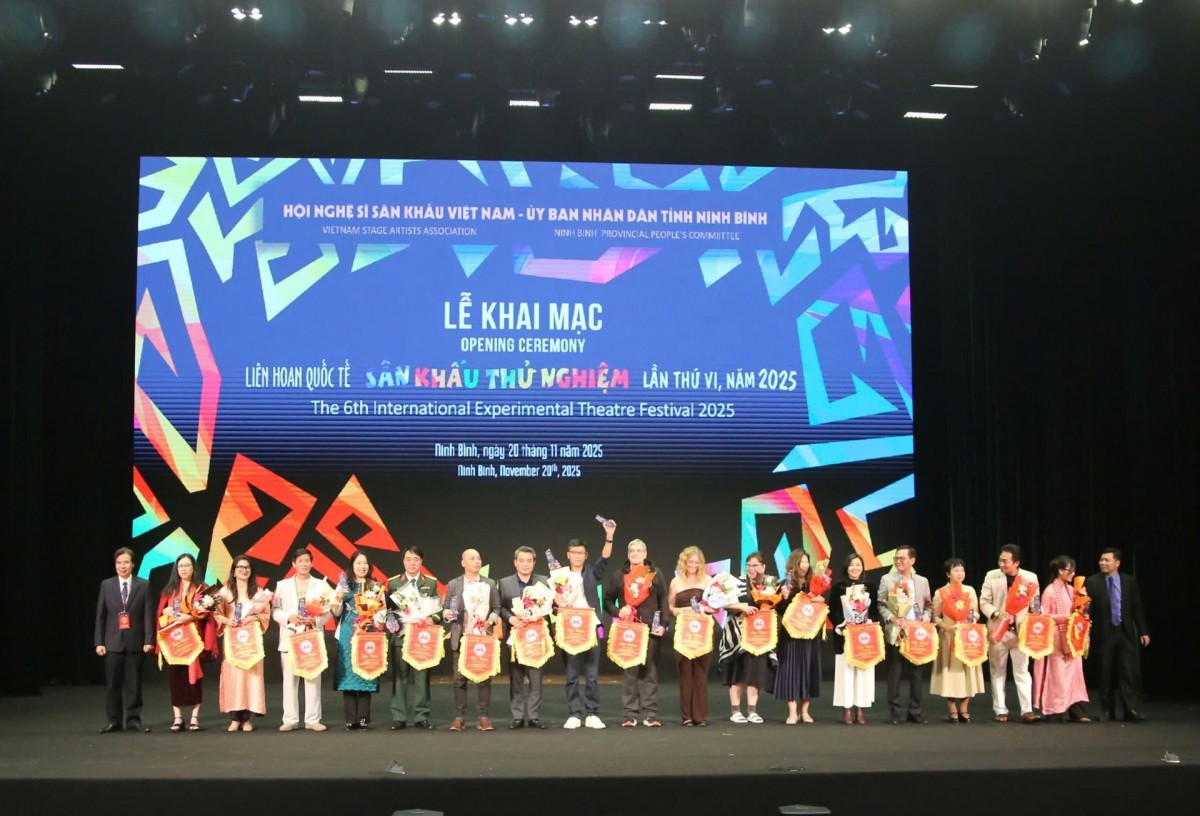 Vinh danh các đơn vị nghệ thuật tham gia Liên hoan Quốc tế Sân khấu thử nghiệm lần thứ VI, năm 2025.