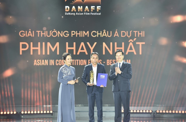 Phó Thủ tướng Mai Văn Chính và Chủ tịch Hiệp hội Xúc tiến phát triển Điện ảnh Việt Nam Ngô Phương Lan trao giải thưởng Phim châu Á dự thi hay nhất tại Liên hoan phim châu Á Đà Nẵng lần thứ III (DANAFF III).