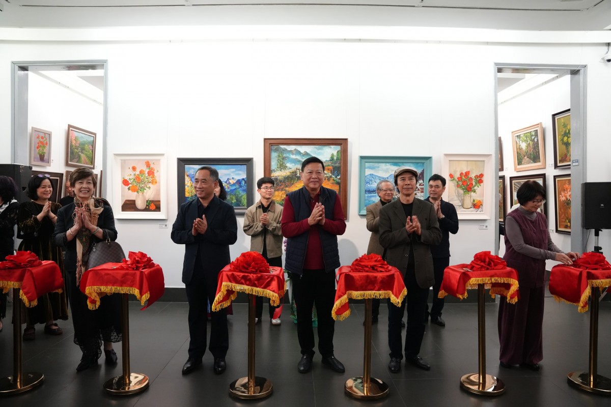 Các đại biểu cắt băng khai mạc triển lãm mỹ thuật “Miền xanh”. Ảnh: BTC