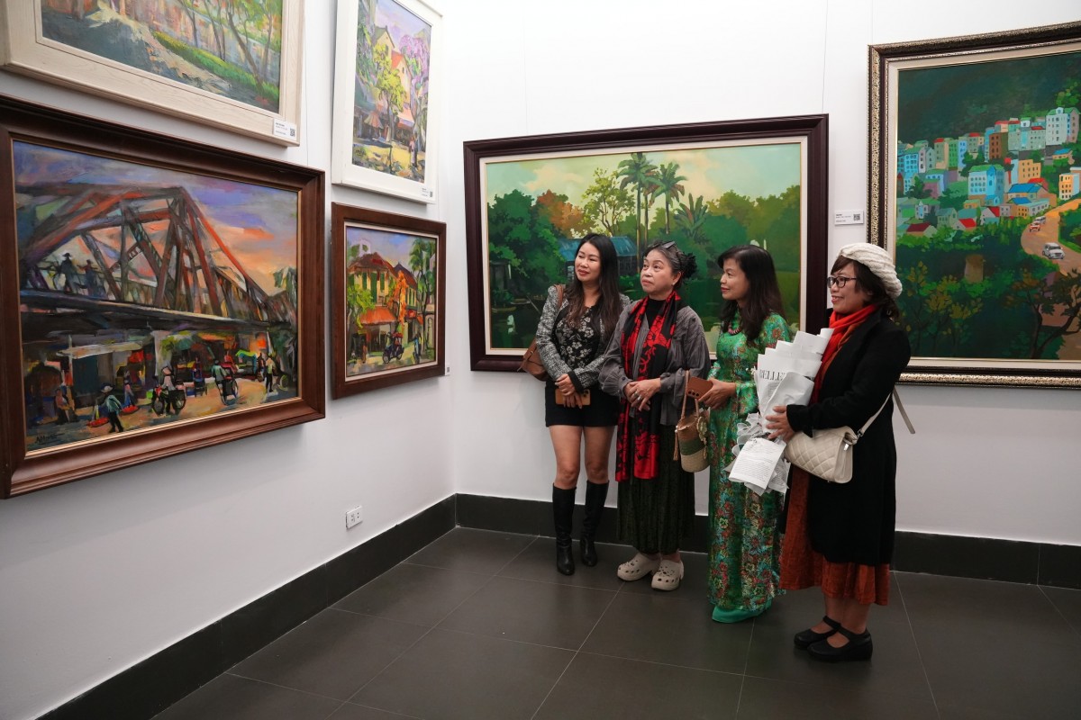 Các họa sĩ tham gia triển lãm. Ảnh: BTC