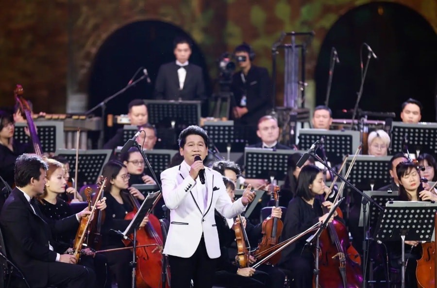 Ca sĩ Trọng Tấn biểu diễn trong chương trình. Ảnh: BTC