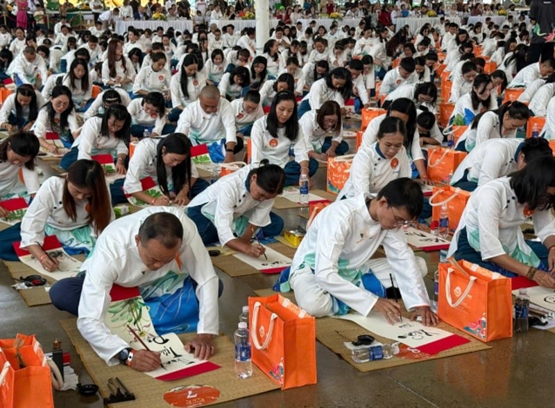 Hơn 1.000 nhà thư pháp đồng diễn viết chữ thư pháp ngày đầu năm mới. Ảnh: HL