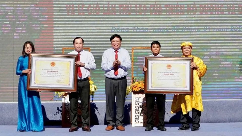 Chủ tịch UBND tỉnh Đồng Tháp Phạm Thành Ngại trao Bằng chứng nhận Di sản văn hóa phi vật thể quốc gia đối với Lễ giỗ Thiên Hộ Dương, Đốc Binh Kiều và Lễ hội Vía bà Chúa xứ Gò Tháp. Ảnh: ĐBND.