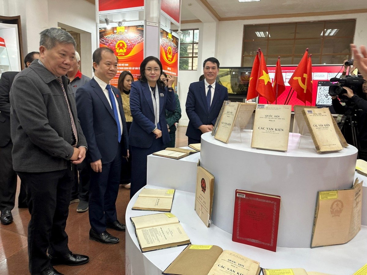 Các đại biểu tham quan triển lãm. Ảnh: H.S