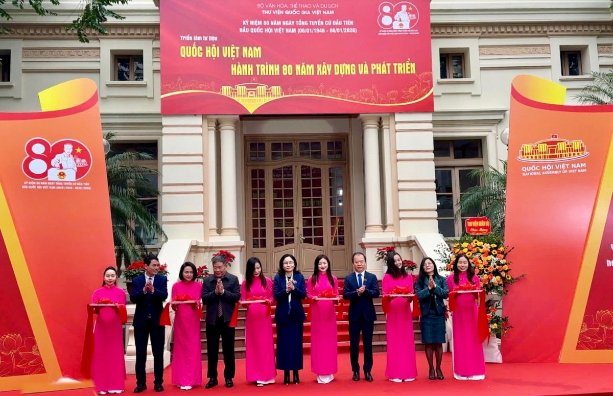 Các đại biểu cắt băng khai mạc Triển lãm. Ảnh: L.M