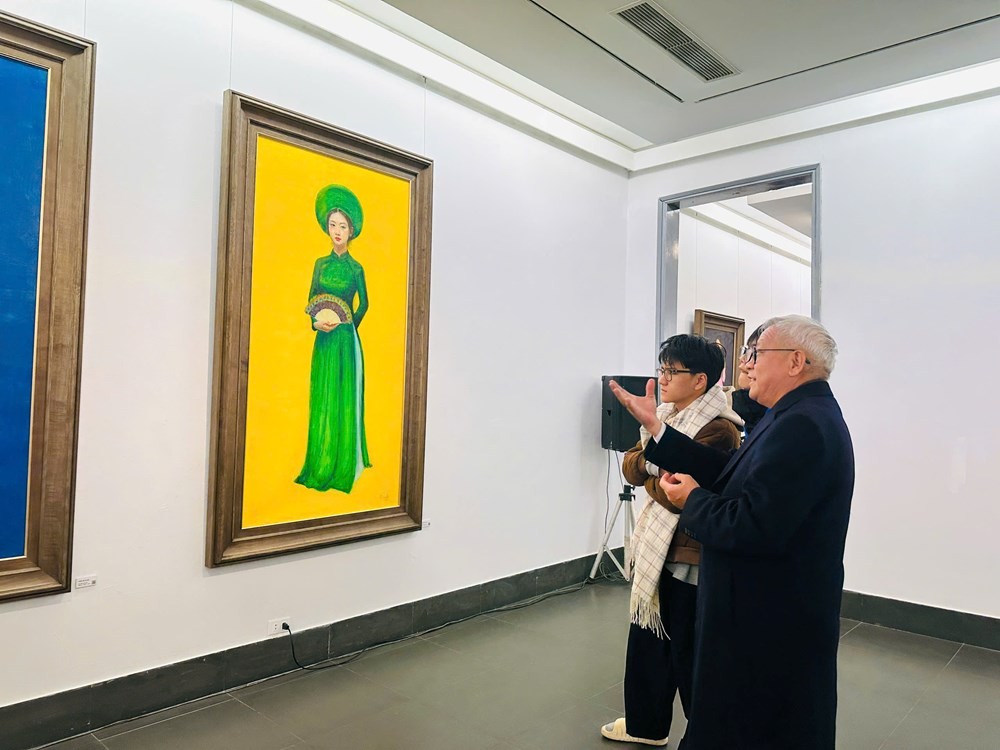 Giám tuyển Ngô Trần Vũ và công chúng tham quan Triển lãm. Ảnh: BTC