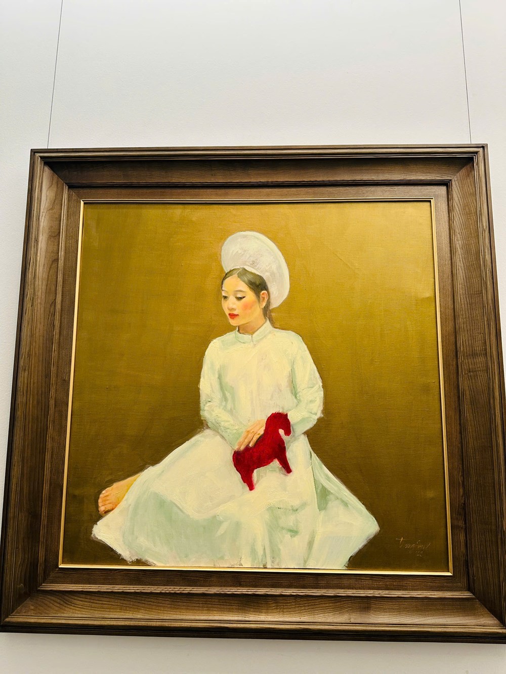 Một chi tiết đặc biệt xuất hiện trong nhiều tác phẩm là hình ảnh con ngựa gỗ nhỏ nằm trong tay thiếu nữ