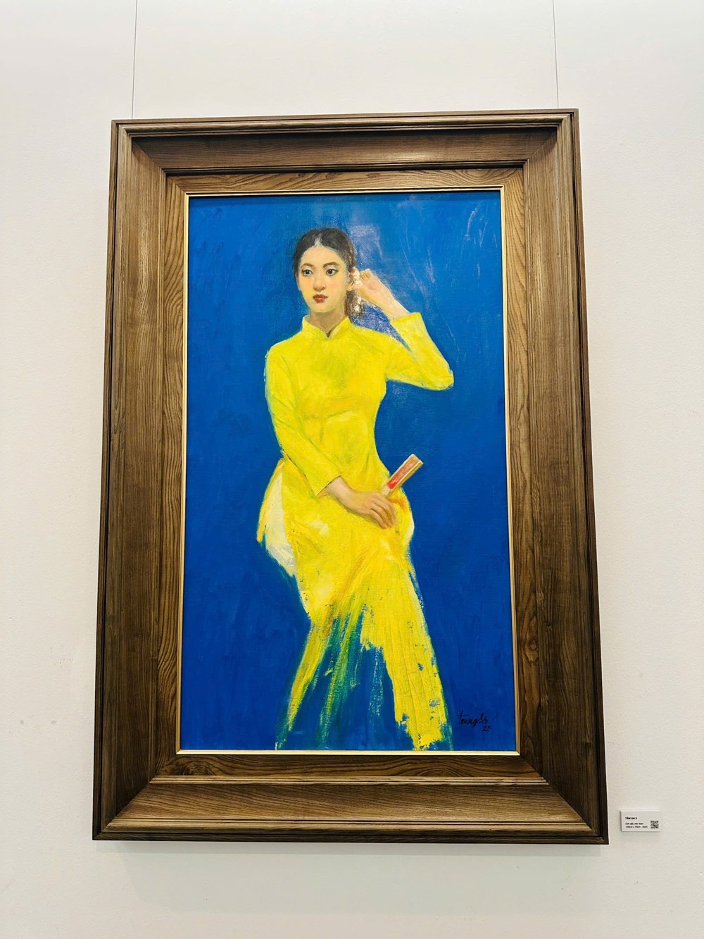 Áo dài trong tranh không còn đơn thuần là trang phục mà như “làn da thứ hai” của nhân vật, kín đáo, tinh khiết, không gợi phô bày mà gợi chiều sâu nữ tính rất Việt.