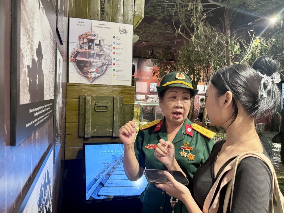 Cô Hồ Thị Hoàng Em (74 tuổi), cựu thanh niên xung phong từng phục vụ trên tuyến đường 1C chia sẻ với các bạn trẻ về những kỷ niệm trên chiến trường. Ảnh: BTC