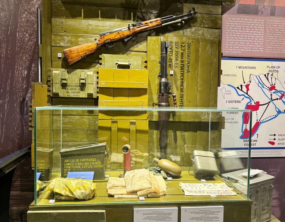Khu vực trưng bày các hiện vật như thùng tiểu liên có nắp, cà mèn có nắp, súng ống, đạn dược của các cựu chiến binh. Ảnh: BTC