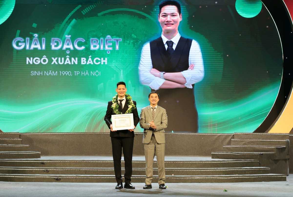 Thứ trưởng Trần Văn Thuấn trao giải Đặc biệt cho ứng viên đoạt giải. Ảnh: BTC