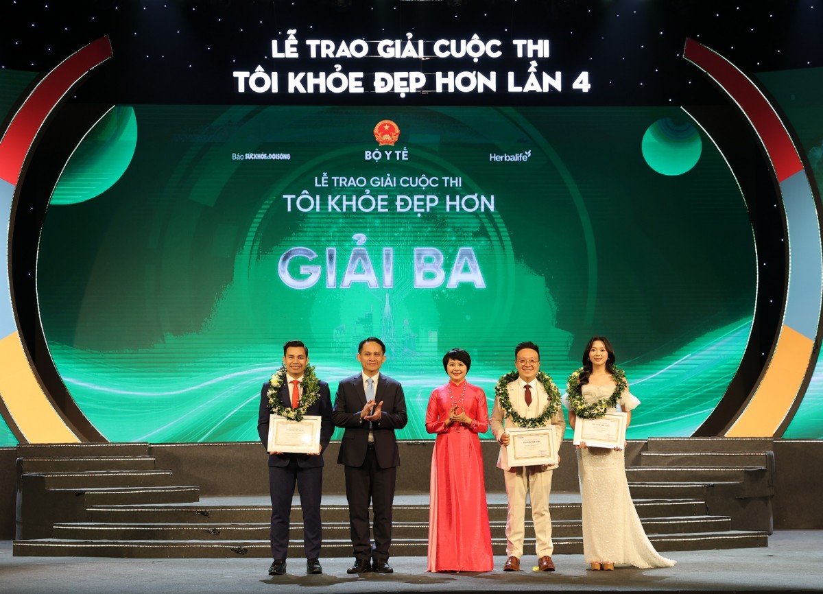 BTC trao giải Ba cho các ứng viên đoạt giải. Ảnh: BTC