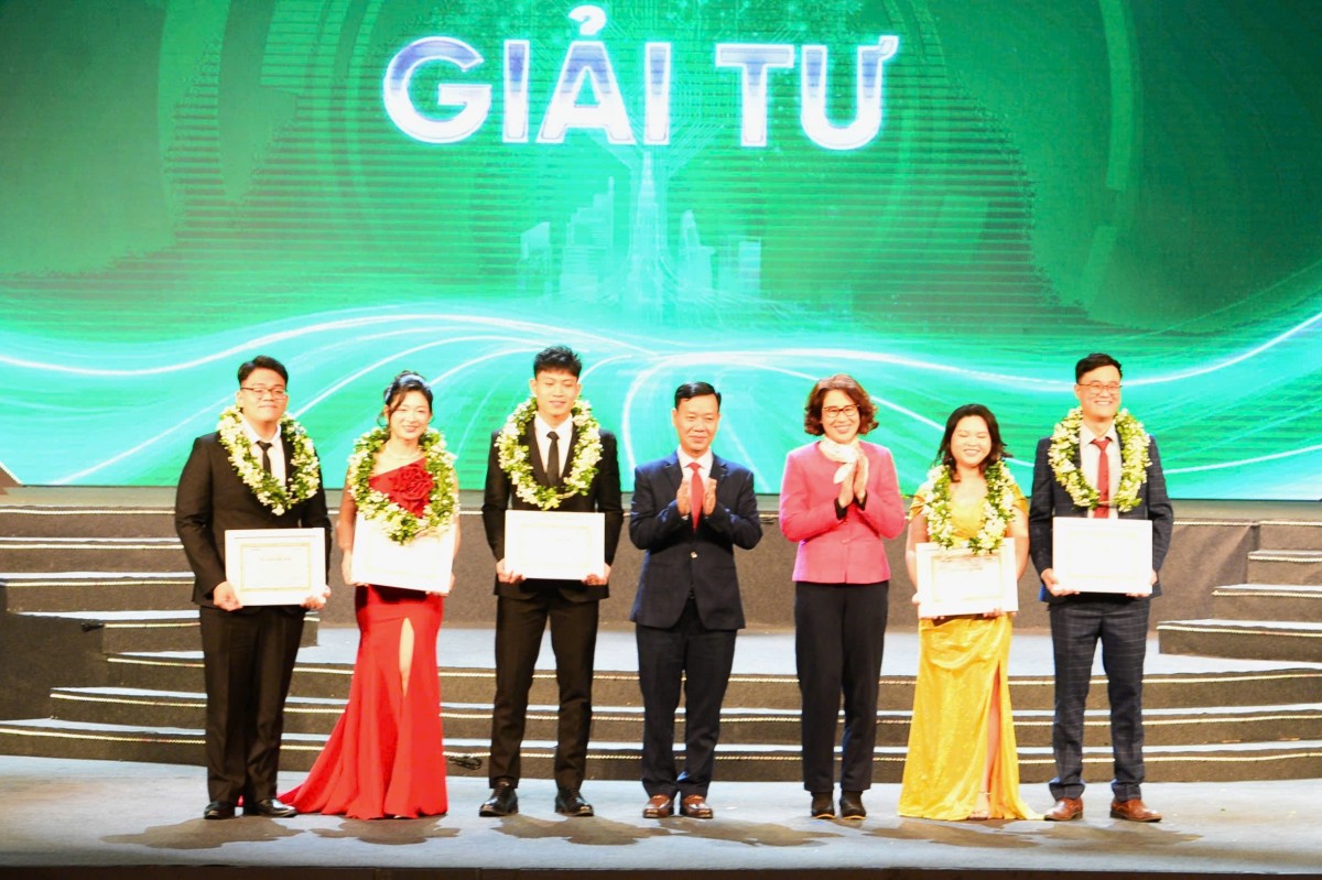 BTC trao giải cho các ứng viên đoạt giải Tư. Ảnh: BTC