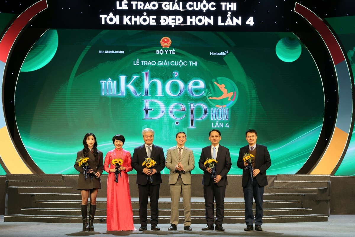 Thứ trưởng Bộ Y tế Trần Văn Thuấn tặng hoa cho Ban Giám khảo cuộc thi. Ảnh: BTC