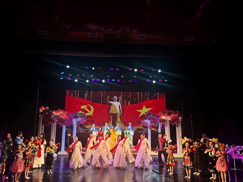 Bồi đắp lý tưởng cho thế hệ trẻ qua chương trình nghệ thuật “Trái tim người dẫn đường”