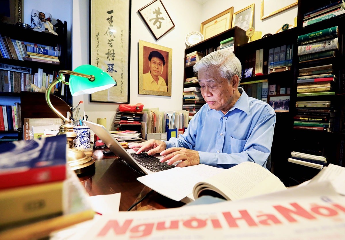 Nhà thơ Vũ Quần Phương