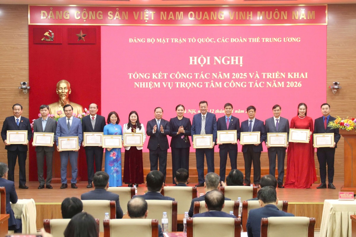 Đại diện lãnh đạo Đảng ủy MTTQ, các đoàn thể Trung ương trao tặng Bằng khen cho các tập thể, cá nhân ghi nhận thành tích, đóng góp xuất sắc trong công tác tham mưu, phục vụ Đại hội đại biểu Đảng bộ MTTQ, các đoàn thể Trung ương lần thứ I, nhiệm kỳ 2025-2030. Ảnh: BTC