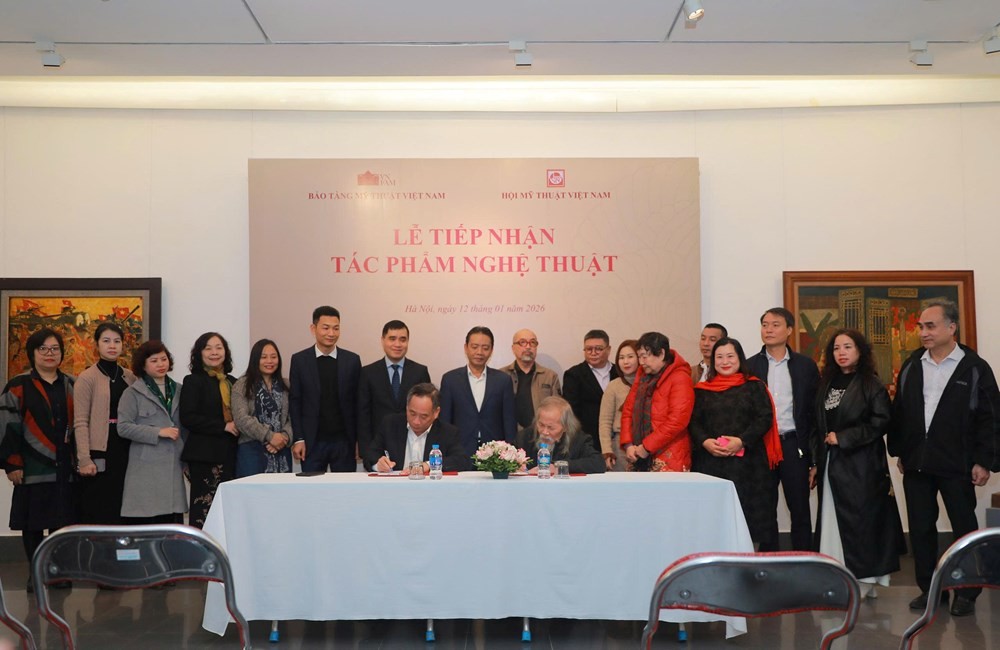 Chủ tịch Hội Mỹ thuật Việt Nam Lương Xuân Đoàn và Giám đốc Bảo tàng Mỹ thuật Việt Nam Nguyễn Anh Minh ký biên bản bàn giao. Ảnh: BTC