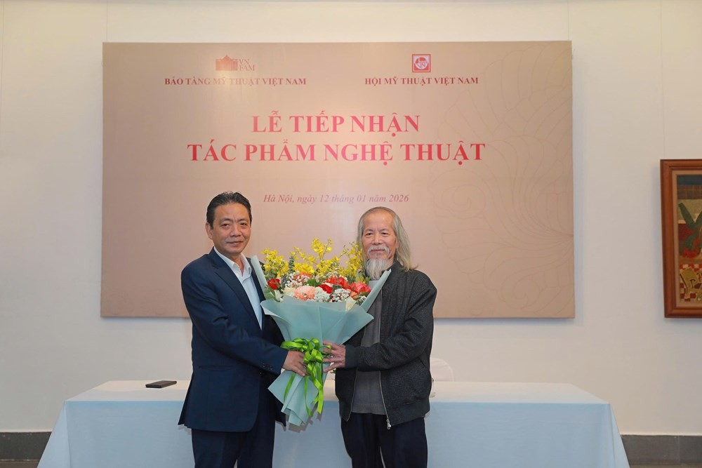 Thứ trưởng Hoàng Đạo Cương tặng hoa Chủ tịch Hội Mỹ thuật Việt Nam Lương Xuân Đoàn. Ảnh: BTC