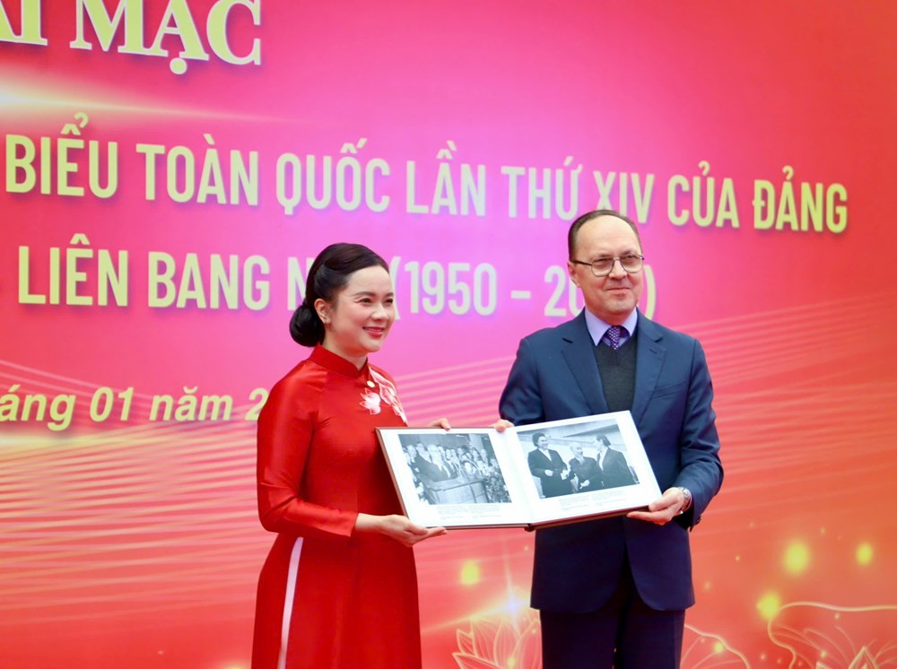 Đại sứ đặc mệnh toàn quyền Liên bang Nga tại Việt Nam Gennady S. Bezdétko trao tặng các tư liệu cho Giám đốc Khu Di tích Chủ tịch Hồ Chí Minh tại Phủ Chủ tịch Lê Thị Phượng. Ảnh: BTC