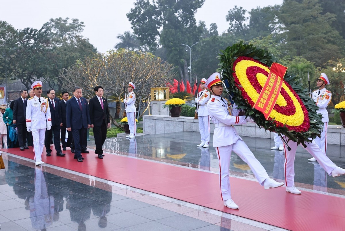 Đại biểu dự Đại hội lần thứ XIV của Đảng vào lăng viếng Chủ tịch Hồ Chí Minh