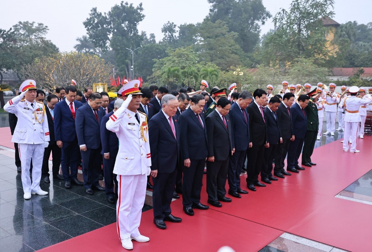 Đại biểu dự Đại hội lần thứ XIV của Đảng vào lăng viếng Chủ tịch Hồ Chí Minh