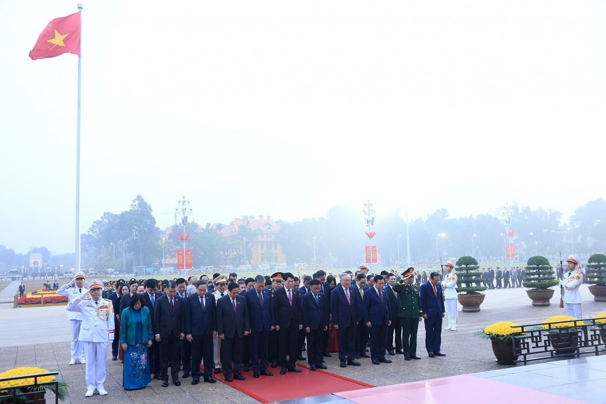 Các đồng chí lãnh đạo Đảng, Nhà nước, Chính phủ, Quốc hội, Mặt trận Tổ quốc Việt Nam và các đại biểu dự Đại hội viếng Chủ tịch Hồ Chính Minh. Ảnh: TTXVN