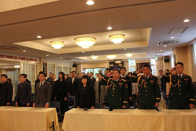 Kiều bào tại thủ đô Tokyo (Nhật Bản) thực hiện nghi lễ chào cờ. Ảnh: Phạm Tuân - PV TTXVN tại Nhật Bản