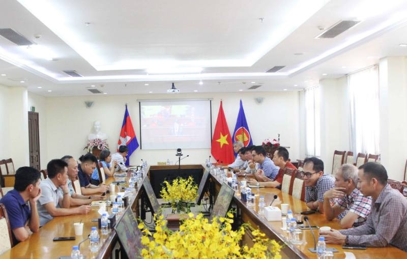 Các đảng viên thuộc Chi bộ Khối Văn phòng Đại sứ quán và Chi bộ phu nhân - phu quân theo dõi truyền hình trực tiếp Lễ khai mạc Đại hội XIV của Đảng tại Đại sứ quán Việt Nam ở thủ đô Phnom Penh. Ảnh: Hoàng Minh - PV TTXVN tại Campuchia