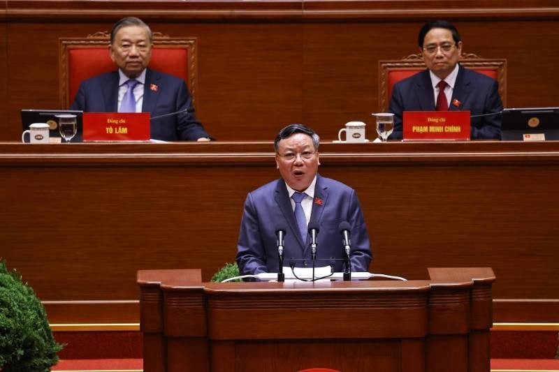 Đồng chí Nguyễn Văn Phong, Phó Bí thư Thường trực Thành ủy Hà Nội, tham luận về vấn đề “Đổi mới phương thức lãnh đạo, xây dựng Đảng bộ thành phố Hà Nội trong sạch, vững mạnh, kiểu mẫu, góp phần đưa đất nước vững bước vào kỷ nguyên vươn mình của dân tộc”. Ảnh: TTXVN