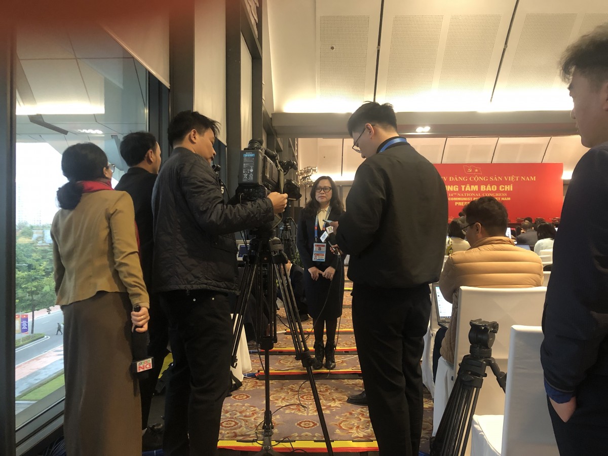 Các phóng viên tác nghiệp tại Trung tâm báo chí.