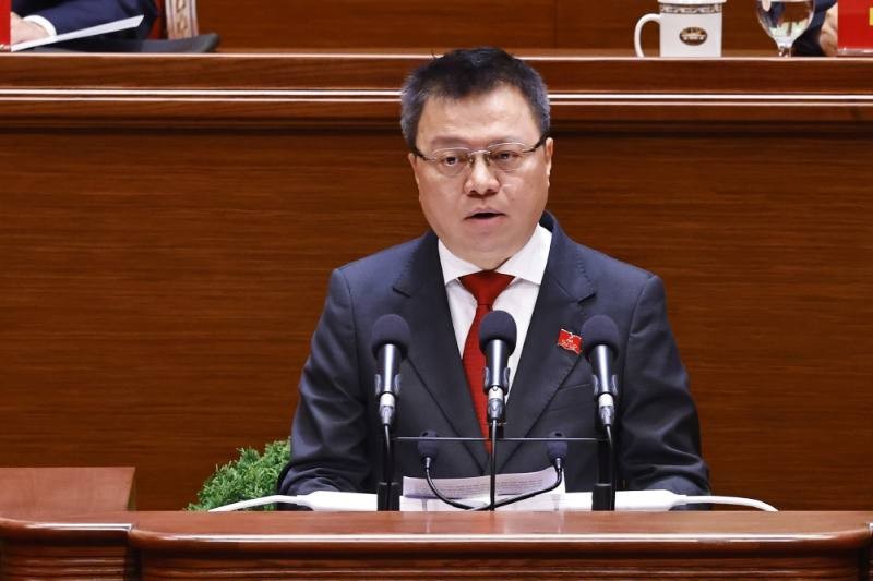 Đồng chí Lê Quốc Minh thay mặt Đoàn Thư ký trình bày Thông báo về điện mừng của các chính đảng, tổ chức, bạn bè quốc tế và người Việt Nam ở nước ngoài gửi Đại hội đại biểu toàn quốc lần thứ XIV của Đảng Cộng sản Việt Nam. Ảnh: TTXVN