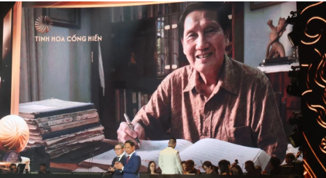 Nhạc sĩ Phạm Tuyên nhận giải Tinh hoa cống hiến