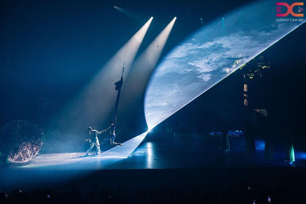 Vở nhạc kịch được đầu tư chỉn chu từ ánh sáng, thiết kế sân khấu. Ảnh: Ban tổ chức