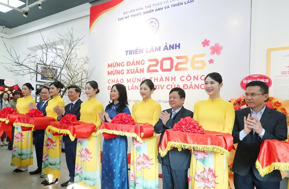 Các đại biểu cắt băng khai mạc Triển lãm. Ảnh: BTC