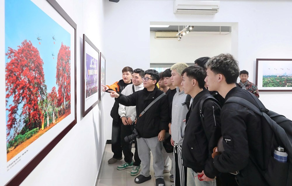 Đông đảo công chúng tham quan Triển lãm. Ảnh: BTC