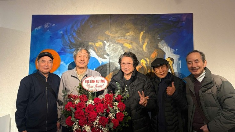 Họa sĩ Lê Trí Dũng (giữa) bên bạn bè, đồng nghiệp. Ảnh: BTC