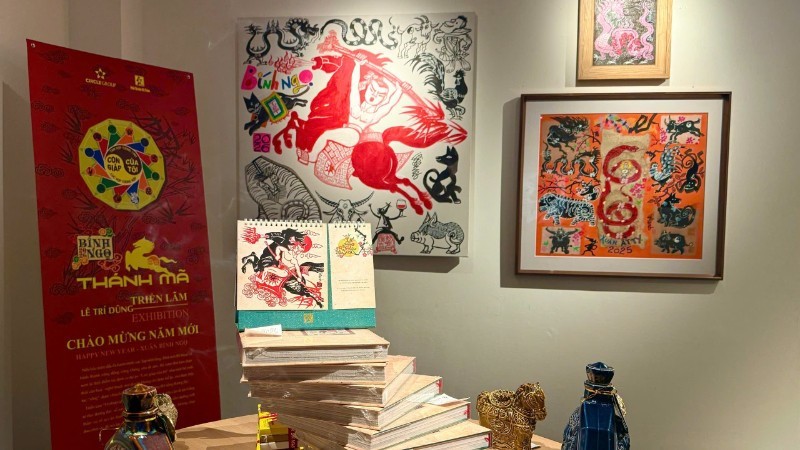Bộ tác phẩm của họa sĩ Lê Trí Dũng được trưng bày trang trọng và rực rỡ.