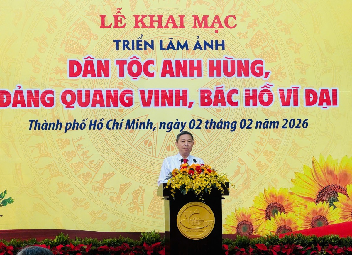 Khai mạc Triển lãm ảnh "Dân tộc anh hùng, Đảng quang vinh, Bác Hồ vĩ đại"