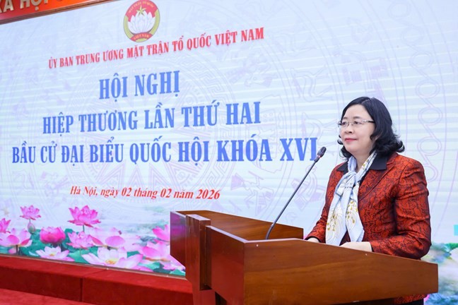 Đồng chí Bùi Thị Minh Hoài, Ủy viên Bộ Chính trị, Bí thư Trung ương Đảng, Bí thư Đảng ủy MTTQ, các đoàn thể Trung ương, Chủ tịch Ủy ban Trung ương MTTQ Việt Nam, Phó Chủ tịch Hội đồng bầu cử quốc gia, Trưởng Ban chỉ đạo công tác bầu cử của Ủy ban Trung ương MTTQ Việt Nam phát biểu khai mạc Hội nghị