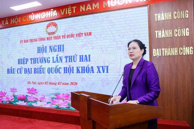 Đồng chí Hà Thị Nga, Ủy viên Trung ương Đảng, Phó Bí thư Thường trực Đảng ủy MTTQ, các đoàn thể Trung ương, Phó Chủ tịch - Tổng Thư ký Ủy ban Trung ương MTTQ Việt Nam, Phó Trưởng Ban Chỉ đạo công tác bầu cử của Ủy ban Trung ương MTTQ Việt Nam phát biểu tại Hội nghị