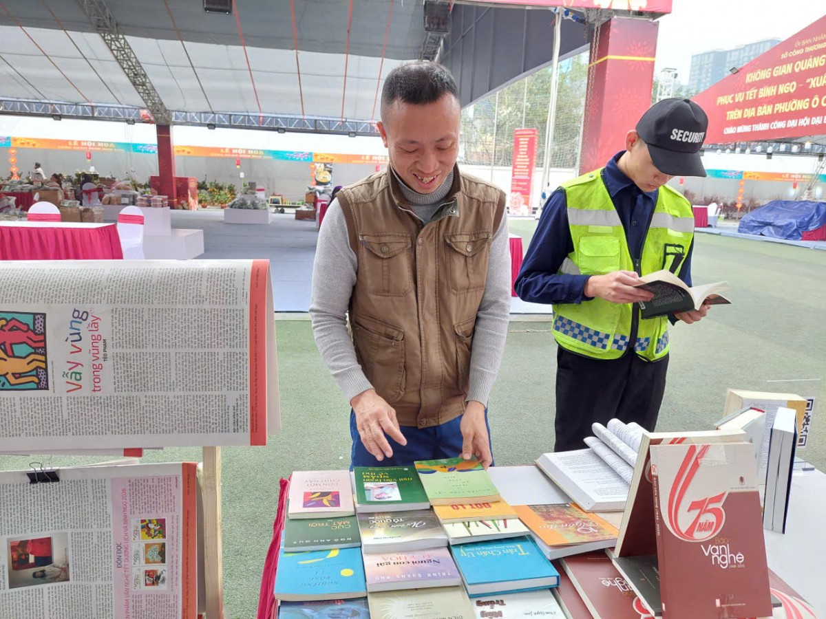 Báo Văn nghệ tham dự Hội chợ “Xuân An Khang”