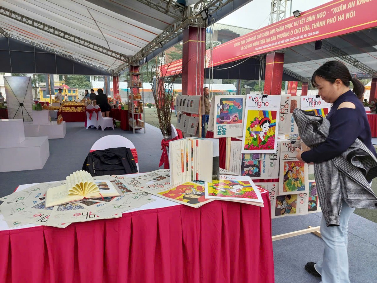 Báo Văn nghệ tham dự Hội chợ “Xuân An Khang”