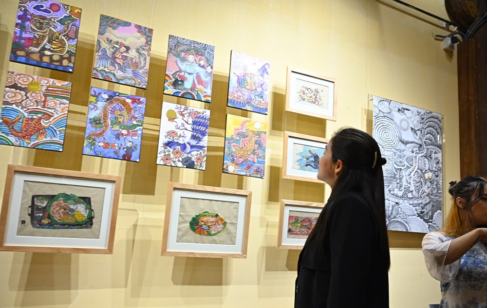 Du khách tham quan triển lãm. Ảnh: BTC