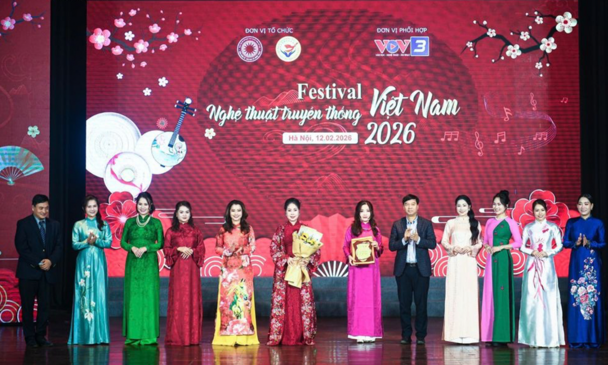 Ban tổ chức đã trao hoa và kỷ niệm chương cho các cá nhân, đoàn nghệ thuật tham gia biểu diễn. Ảnh: Vtcnews