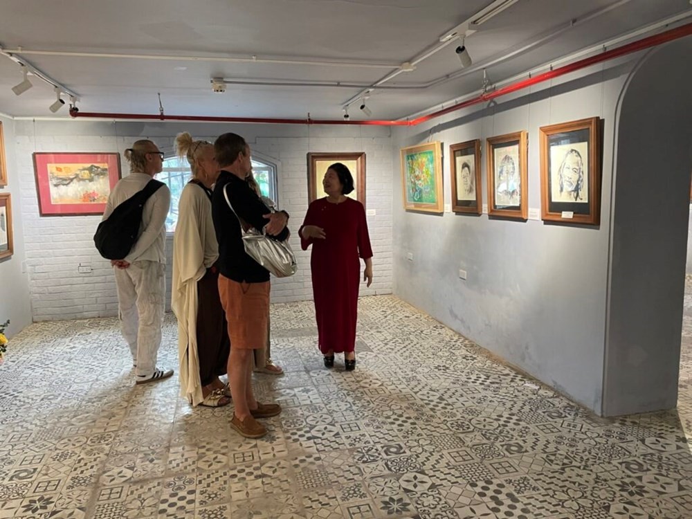 Du khách tham quan triển lãm. Ảnh: BTC