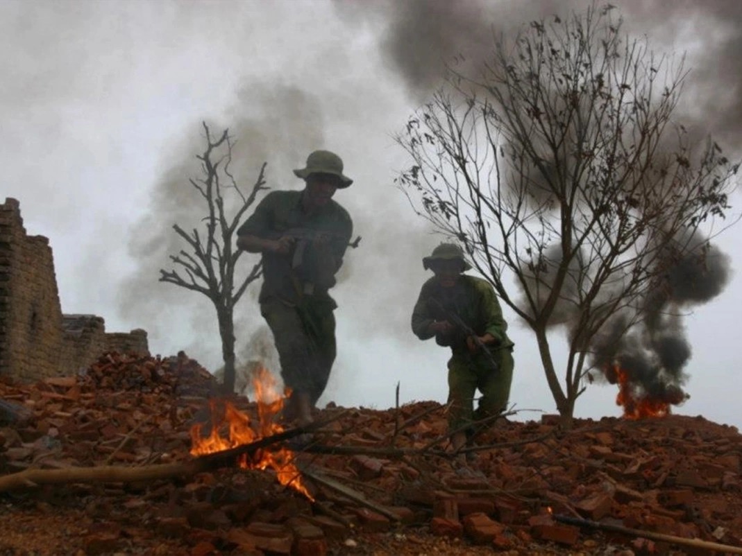 Mùi cỏ cháy bên trận địa pháo