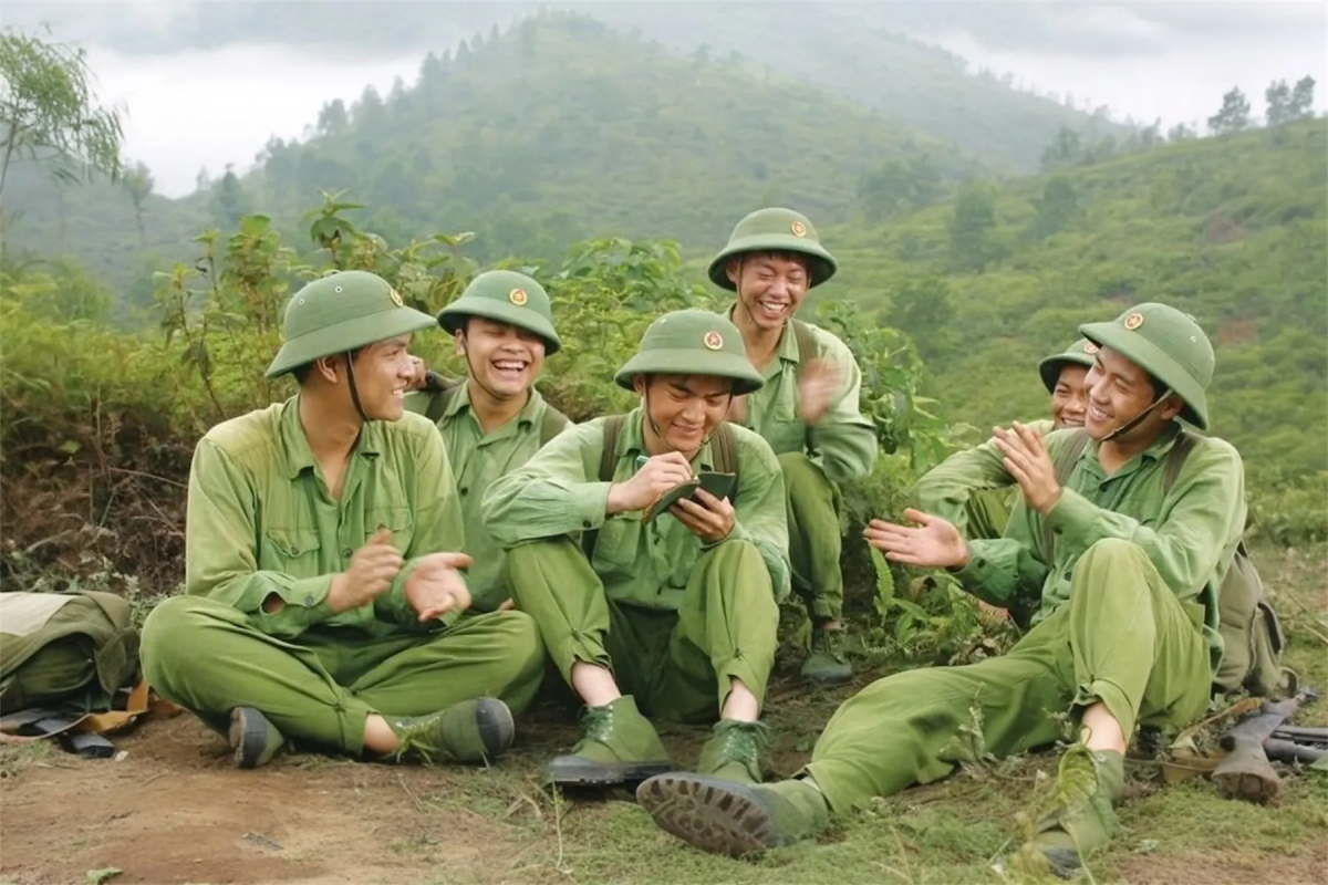 Mùi cỏ cháy bên trận địa pháo